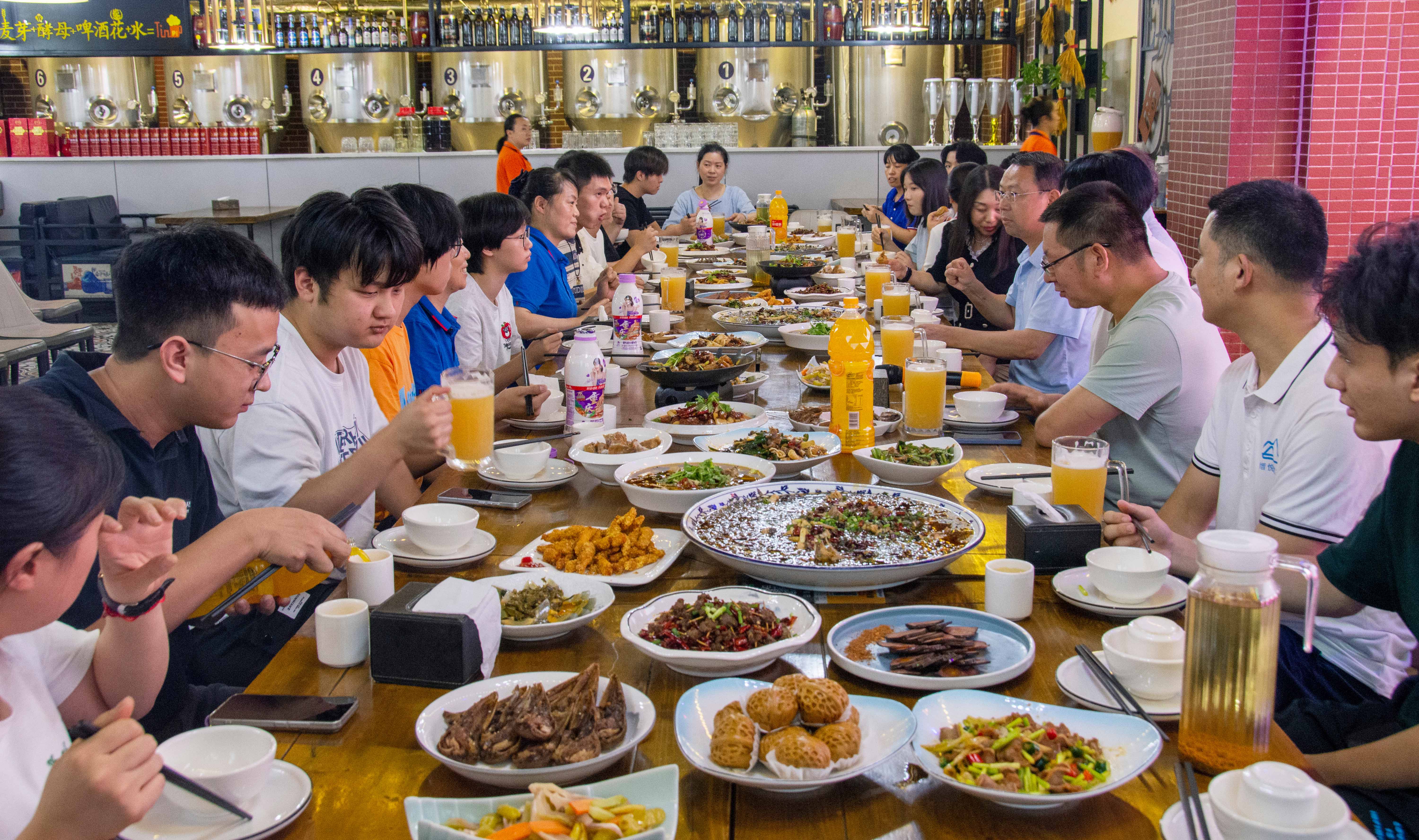 「青春榜樣，不負(fù)韶華」這場(chǎng)晚宴，滿是公司對(duì)下一代的深情關(guān)懷！